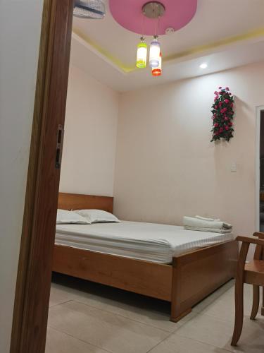 1 dormitorio con 1 cama en una habitación en MOTEL WIN PHÁT, en Bien Hoa