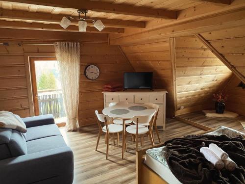 a living room with a table in a cabin at Bajkowa Panorama in Czerwienne