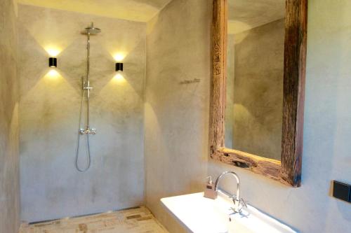 y baño con ducha, lavabo y espejo. en Villa Marte - San Jose, en Sant Josep de sa Talaia