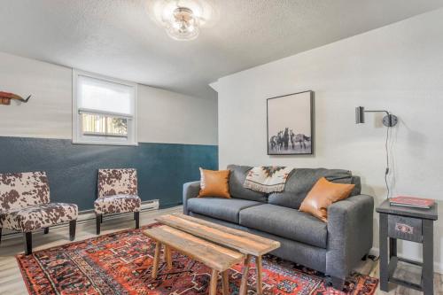a living room with a couch and a table at Pikes Divine - Prime Spot BBQ Fire Pit Alfresco in Colorado Springs