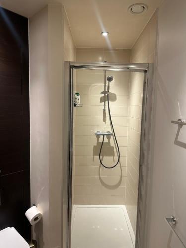 Ванна кімната в Tweed luxe