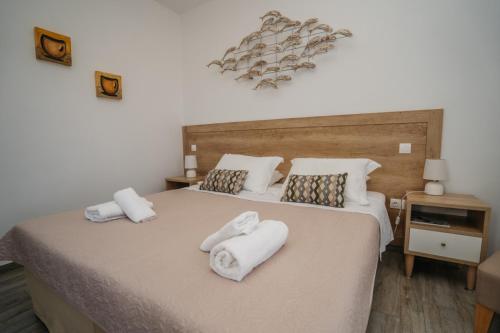 a bedroom with two white towels on a bed at Arhontou in Apollonia