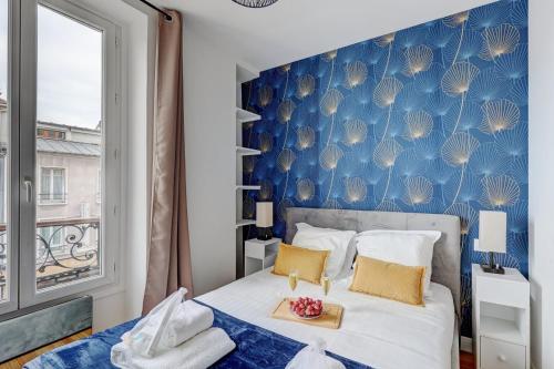 Schlafzimmer mit einem Bett mit blauer Wand in der Unterkunft 869-Suite Bleuet - Superb Apartment in Montreuil