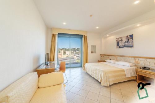 Postel nebo postele na pokoji v ubytování HOTIDAY Room Collection - Leuca Lungomare
