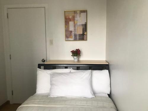 Postel nebo postele na pokoji v ubytování Simple Yet Lovely 2BR Unit in Acqua Private Residences