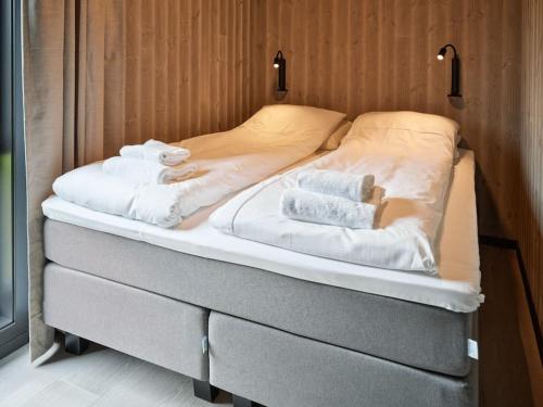 a bed with two towels on top of it at Koie Deluxe II in Stranda