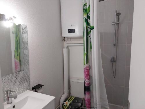 une salle de bain avec une douche, des toilettes et un lavabo dans l'établissement Villa 4 pers climatisée, piscine, près commerces et plage, courts de tennis à proximité - FR-1-81-219, au Barcarès