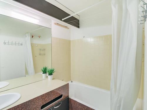 Koupelna v ubytování Appartement cosy 5 pers, 1 ch, parking couvert, accès pistes, centre station - FR-1-404-57