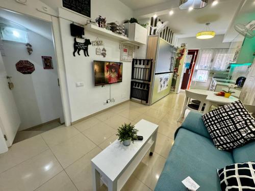BADAROSA 2 House10min to BARCELONCity&NearTo BEACH في بادالونا: غرفة معيشة مع أريكة زرقاء وطاولة