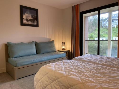 um quarto com uma cama e uma janela em Appartement Perros-Guirec, 2 pièces, 4 personnes - FR-1-368-403 em Perros-Guirec