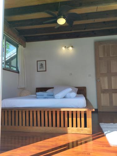 Una cama o camas en una habitación de Tema'e Beach House