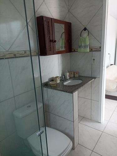 ein Bad mit einem WC und einem Waschbecken in der Unterkunft Pousada rio acarai in São Francisco do Sul
