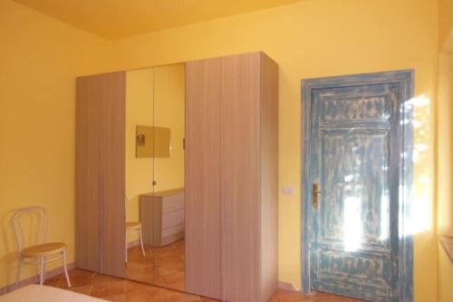 um quarto com um espelho e um quarto com uma porta em Casa Tirreno 2 em San Teodoro