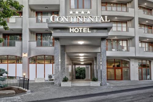 un hotel con un cartel que dice hotel continental en Hotel Continental en Golden Sands