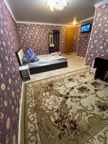 1 dormitorio con 1 cama en una habitación con alfombra en 1-x Квартира в центре города по доступной цене, en Rudny