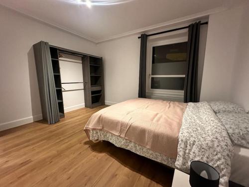 une chambre avec un lit et une grande fenêtre dans l'établissement #The Family moderne et Charme WIFI - TV 4per, à Mulhouse