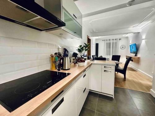 une cuisine avec des armoires blanches et un comptoir dans l'établissement #The Family moderne et Charme WIFI - TV 4per, à Mulhouse