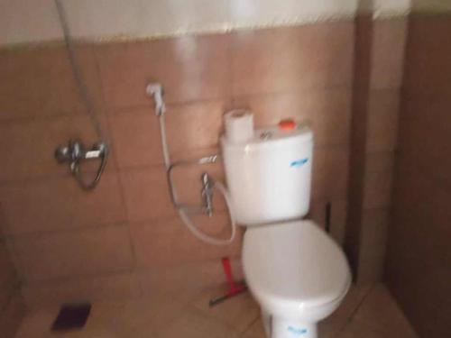 łazienka z toaletą i prysznicem w obiekcie Villa The View w mieście Tetuan