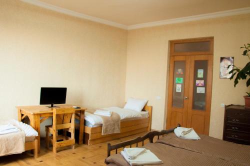 Una televisión o centro de entretenimiento en Azhdahak B&B in Geghashen , Abovyan