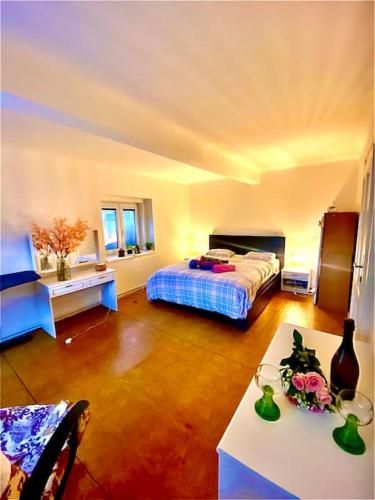um quarto com uma cama e uma mesa com flores em Flat in the house & dog friendly em Praga