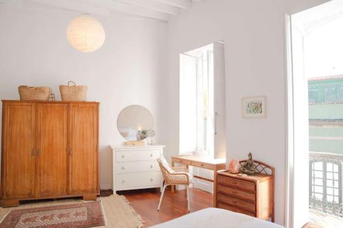 um quarto branco com uma cómoda e um espelho em Bálsamo em Arucas
