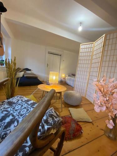 uma sala de estar com uma mesa e uma cama e uma mesa sidx sidx em Flat in the house & dog friendly em Praga