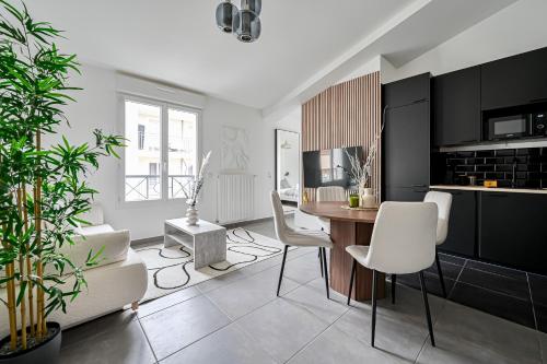 une cuisine et une salle à manger avec une table et des chaises dans l'établissement Le Nid - Proche Paris & Disney - Parking - WIFI, à Villiers-sur-Marne