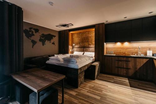 a hotel room with a bed and a sink at Apartament 4a Park City in Ostrów Wielkopolski