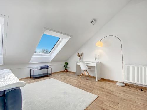 Habitación blanca con escritorio y ventana en Ferienhaus 500m zur Messe Hannover en Hannover