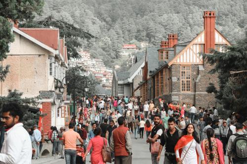 um grande grupo de pessoas andando por uma rua em HANU VATIKA The FAMILY CHOICE em Shimla