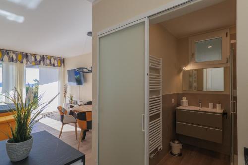 ein kleines Bad mit einem Waschbecken und einem Spiegel in der Unterkunft Studio-Apartments La Selva in Ghiffa