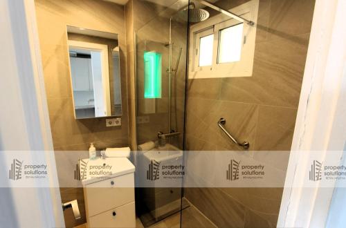 Un baño con ducha con lavabo y espejo. en 427 Estudio en Júpiter Apartamentos - Vista a la piscina, el mar y las montaña, en Benalmádena