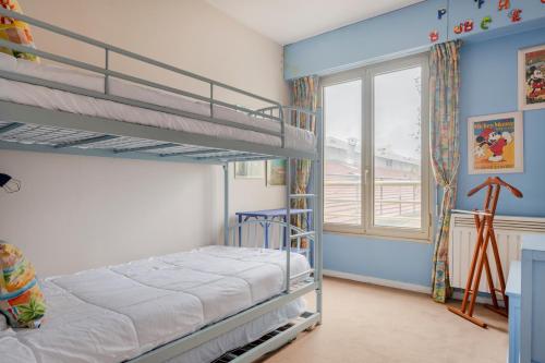 1 Schlafzimmer mit 2 Etagenbetten und einem Fenster in der Unterkunft Paris Beaugrenelle Residence in Paris