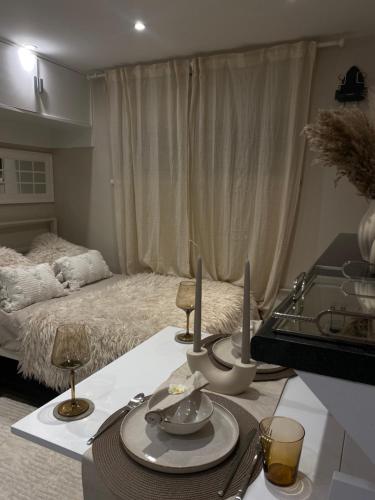 Great central Location, Stylish Studio sleeps 2 في لندن: غرفة معيشة مع سرير وطاولة معاوية