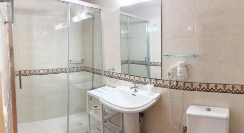 y baño con lavabo, ducha y aseo. en Apartamento Casovall, en Esterri d'Àneu