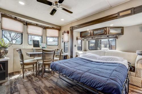 1 dormitorio con 1 cama, mesa y sillas en Red Rock Puma - Glamping BBQ Fire Pit, en Colorado Springs