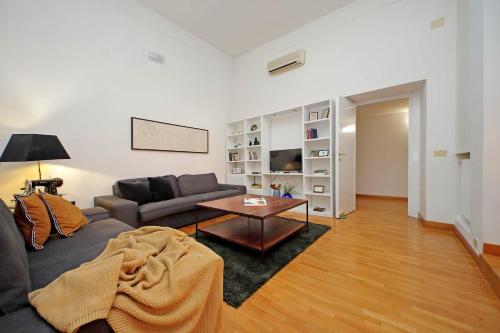 sala de estar con sofá y mesa en Amleto Apartments, en Roma