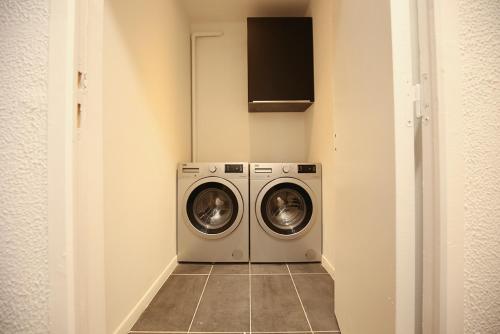 eine Waschküche mit Waschmaschine und Trockner in der Unterkunft Studio Saint Ferreol hyper centre 3-1 in Marseille