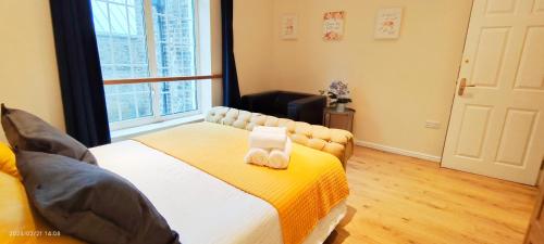 Un dormitorio con una cama con una toalla. en Lilac at Hammersmith, en Londres