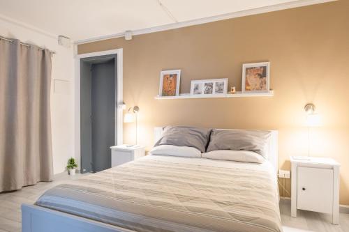een slaapkamer met een groot bed met 2 nachtkastjes bij Canova apartment in Noto