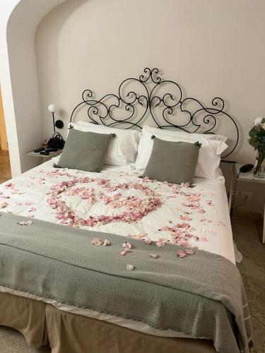 a bedroom with a bed with flowers on it at Hotel Orsa Maggiore in Anacapri