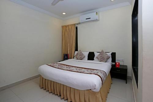 a bedroom with a large bed in a room at OYO Flagship Hotel Golden Wings in Udaipur