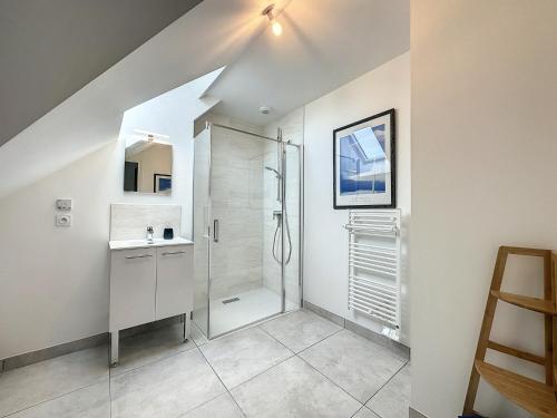 a bathroom with a shower and a sink at Le 121 - Appartement 202 in Quiberon