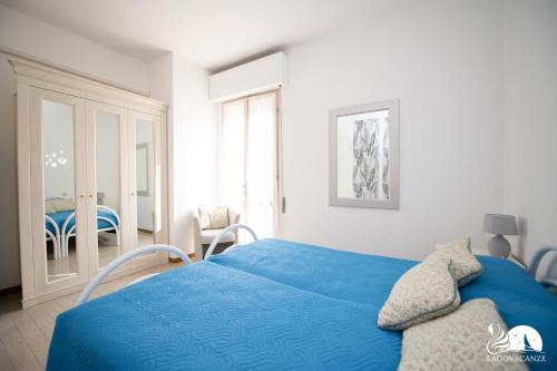 um quarto com uma cama azul num quarto em Villa Torchio em Manerba del Garda