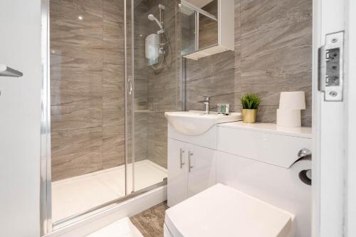 Koupelna v ubytování 4 Bedroom House - Parking & Garden - Smart TVs - Netflix - Wifi - 22CG