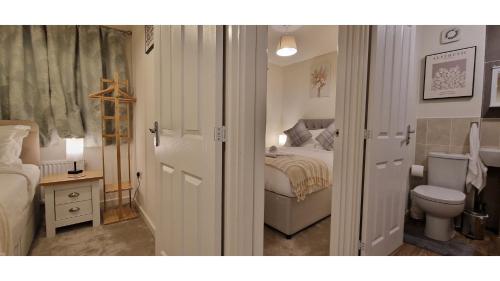 um pequeno quarto com uma cama e um WC em Peaceful Lawley Home 3 Bedrooms with Parking, Garden, Wi-Fi em Lawley Bank