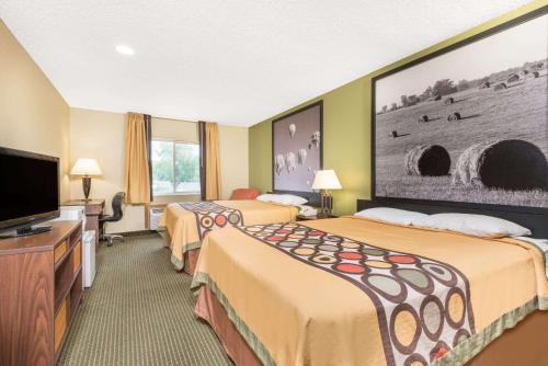 Olney的住宿－奧爾尼速8汽車旅館，酒店客房设有两张床和一台平面电视。
