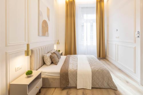 ein Schlafzimmer mit einem Bett und einer Kommode darin in der Unterkunft Exclusive & Prestigious Central Residence w/ Balcony in Budapest