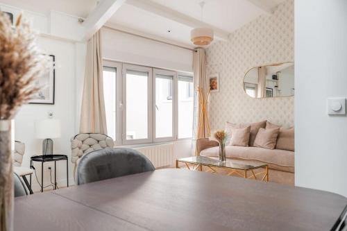 un salon avec une table et un canapé dans l'établissement Best appartement 6 people #8, à Asnières-sur-Seine