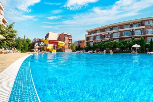 The swimming pool at or close to Holiday Garden Resort